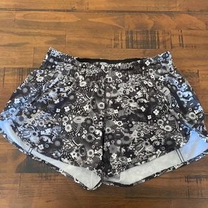 Lululemon Seawheeze Tracker Short size 10, 4in